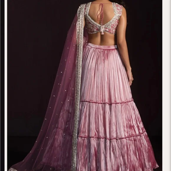 Lashkaraa Dusty Pink Embroidered Organza Lehenga - Picture 3 of 8